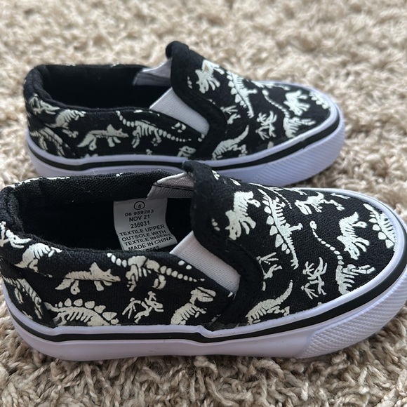 Tommy Bahama Black & White Glow in the Dark Dinosaur Slip on Sneaker toddler 5 - Picture 4 of 6